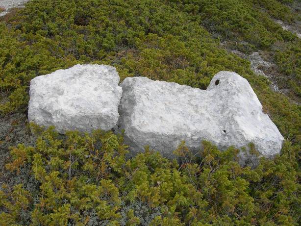 007 - Cippo incompiuto sulla cresta Sud del Monte Ortara.jpg