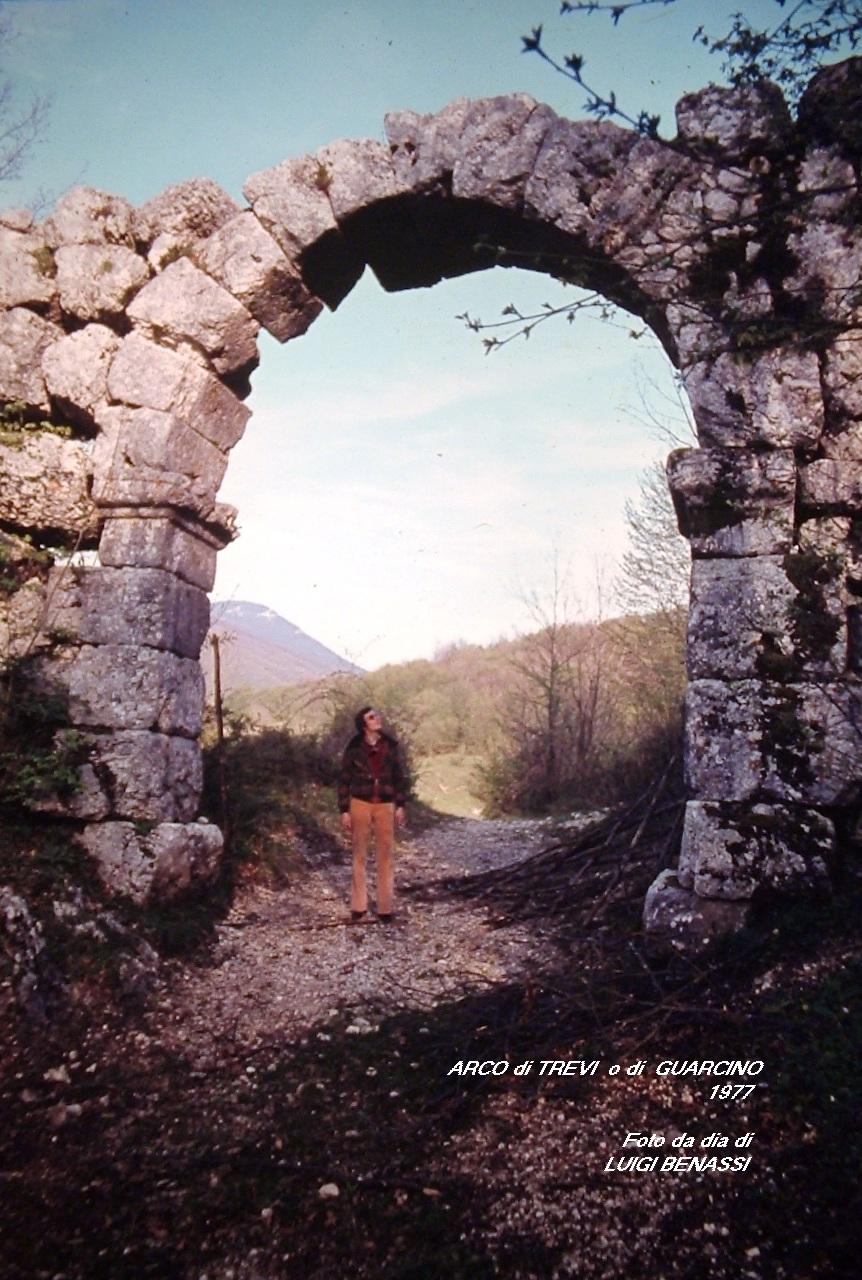1977 Arco di Trevi-LuigiBenassiVecchieDiaAnni70 042X.JPG