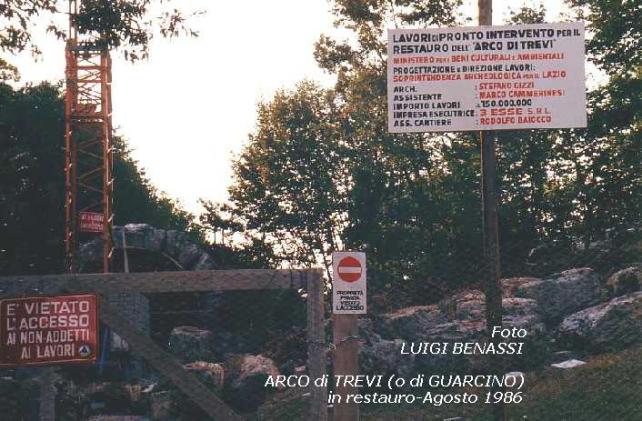 1986 Arco di Trevi in restauro Agosto 86-1X.JPG
