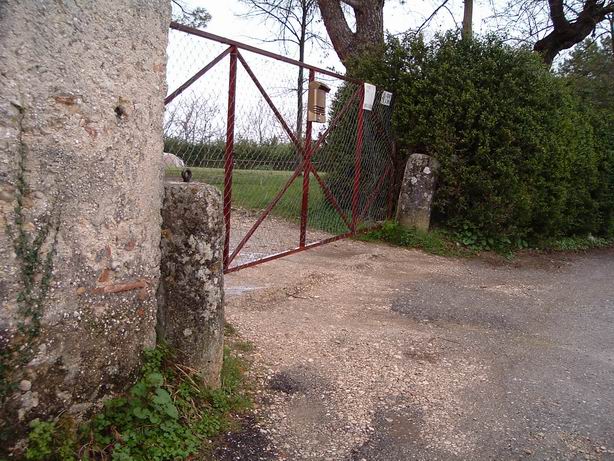 Cippo n 416 e 419 all' ingresso di una fattoria a pochi metri da un incrocio sulla strada Castel Franco Cantalice Superiore.jpg