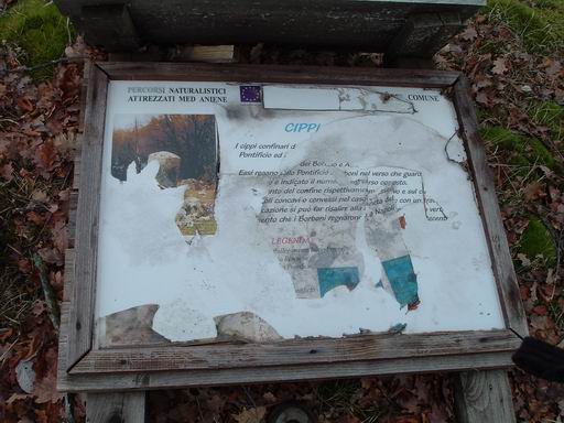 Un passato tentativo di valorizzare i Cippi di confine, cartello presso il Termine n 332 purtroppo distrutto.jpg